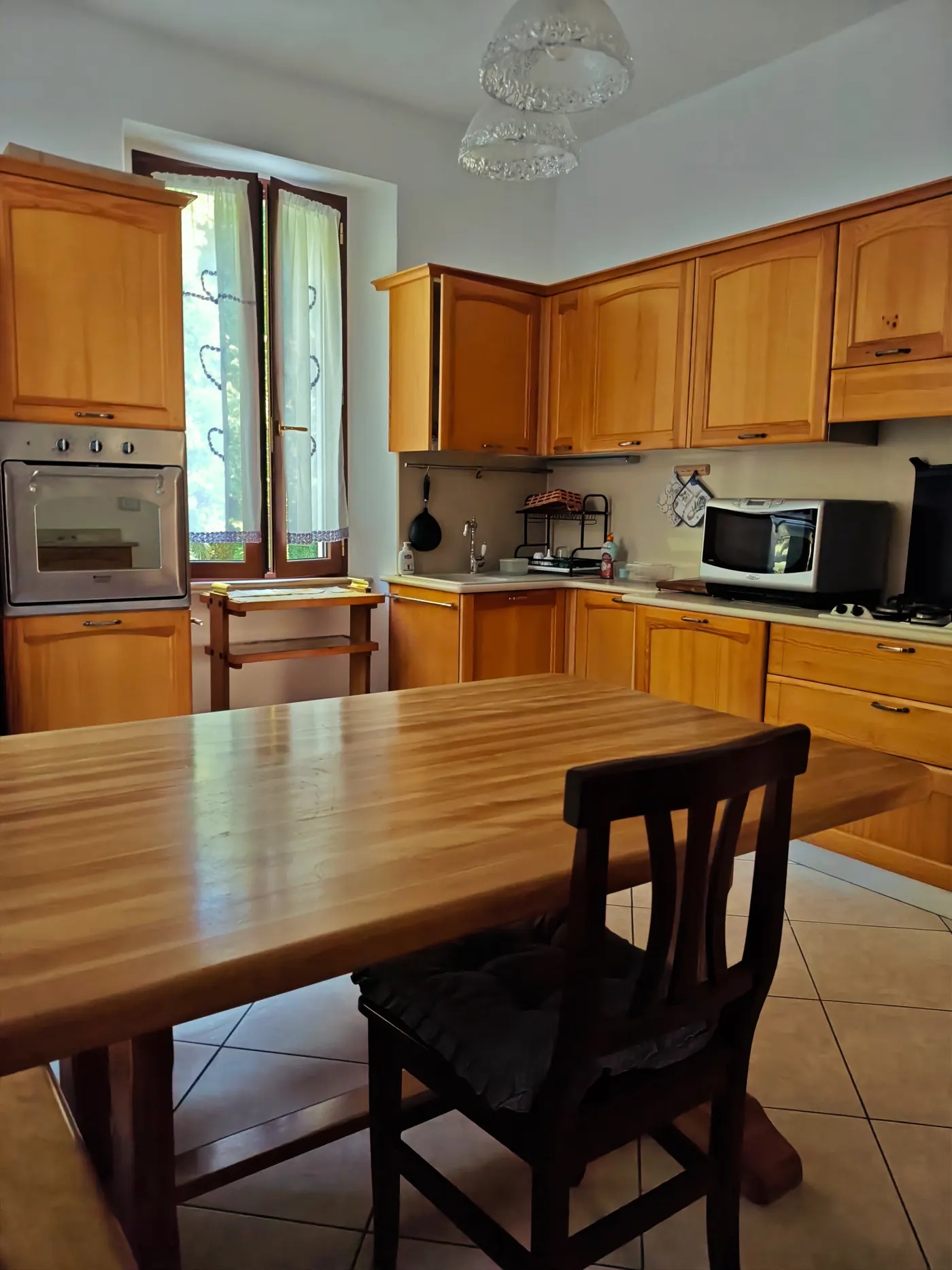 La cucina in legno con tavolo grande