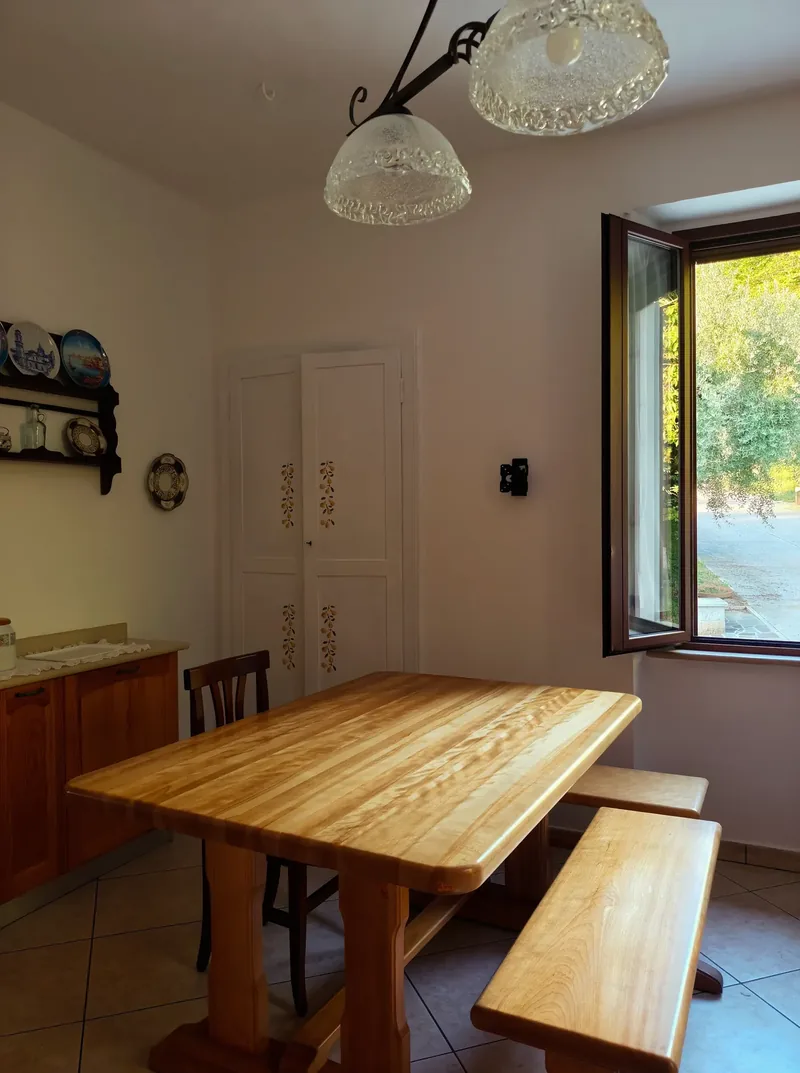 Il tavolo da pranzo con panca in legno