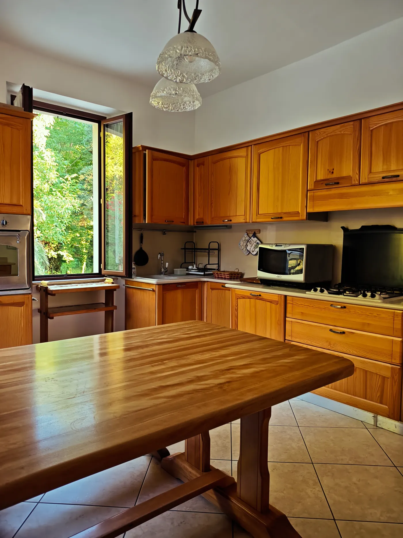 La sala da pranzo con finestra aperta sul verde