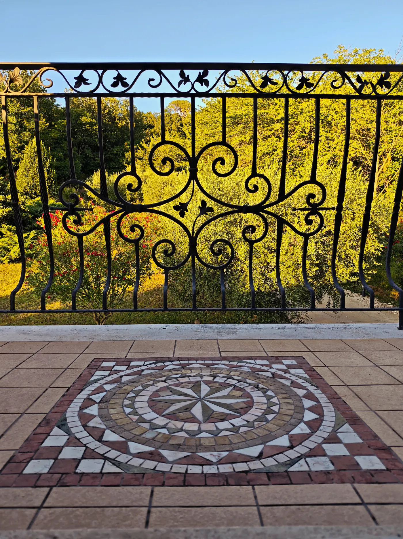 La terrazza con mosaico e ringhiera in ferro battuto