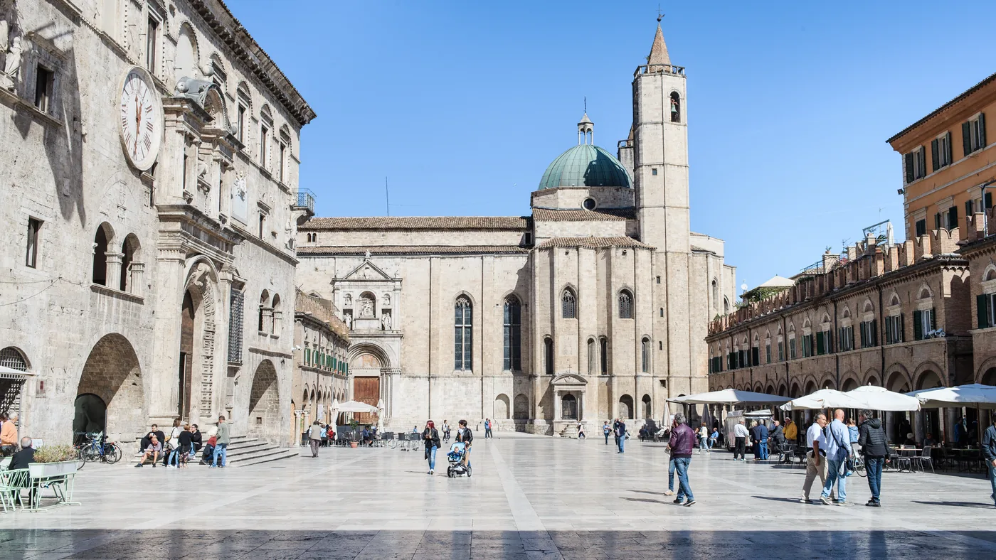 Piazza del Popolo ad Ascoli Piceno, con i portici rinascimentali e la chiesa di San Francesco