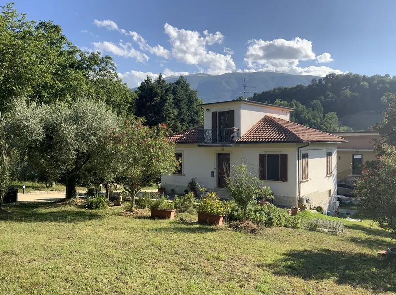 Lo spazio all'aperto davanti alla casa